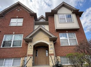 219 River Front Dr, Mount Prospect, IL