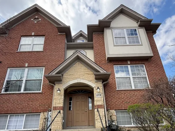 219 River Front Dr, Mount Prospect, IL 60056