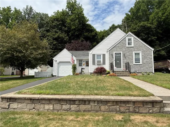 74 Macarthur Rd, Woonsocket, RI 02895