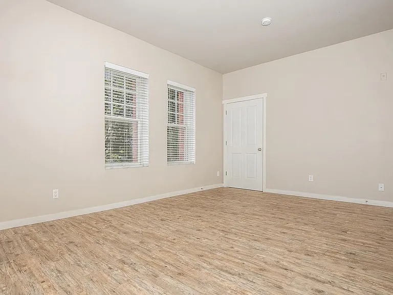 100 on 6th *Limited Time Concession: Now Offering 1 Months Free Rent* — Photo 20