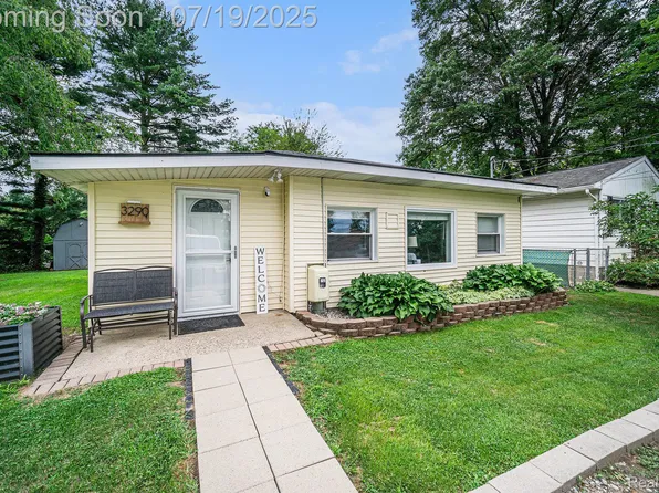 3290 Orchard Dr, Pinckney, MI 48169