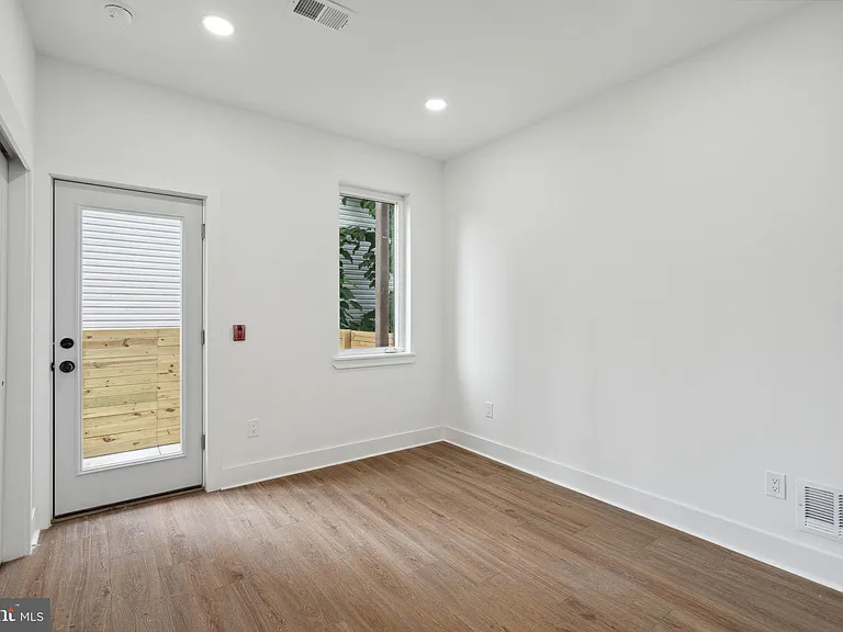 528 W Berks St #1 — Photo 14