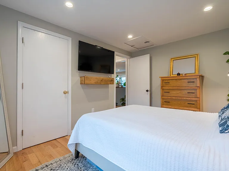 35 Putnam St — Photo 14