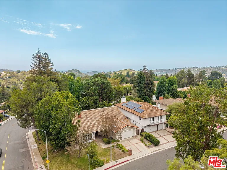 2952 Bottlebrush Dr — Photo 2