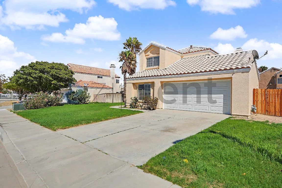 5 bed, 2.5 bath, 2370 sqft, $3,500 — Photo 3