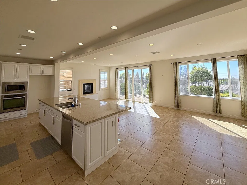 4 bed, 2.5 bath, 2198 sqft, $5,000 — Photo 3