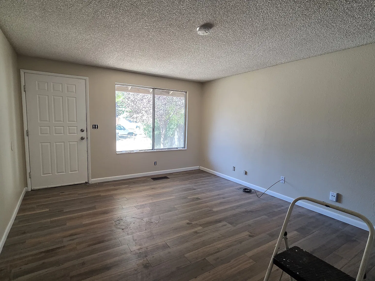 3 bed, 1374 sqft, $2,375 — Photo 2
