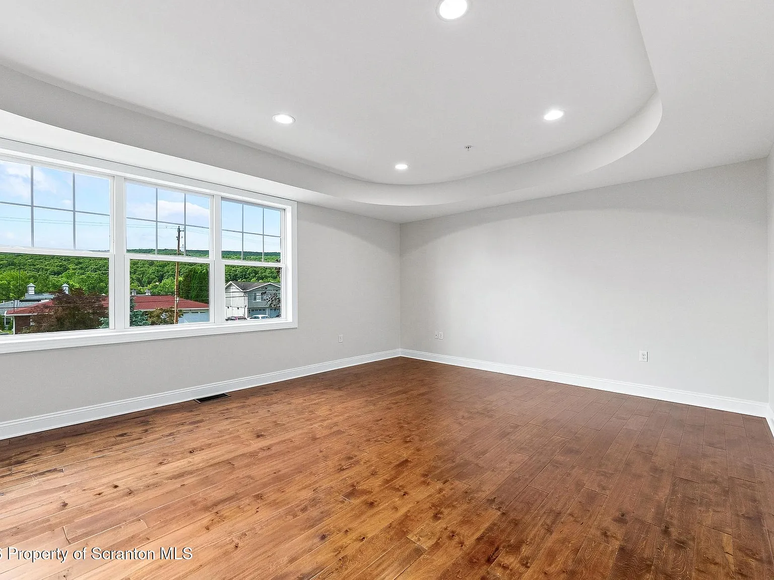 3 bed, 2.5 bath, 2413 sqft, $3,200 — Photo 4