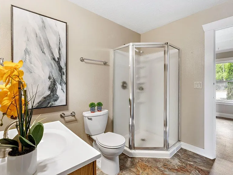 2 NW Hood Pl — Photo 3