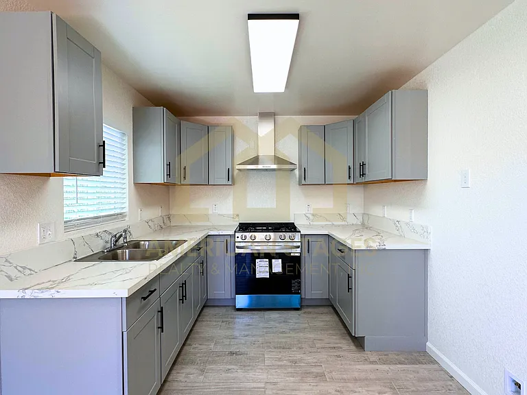 1101 W Oak Ave #A — Photo 2