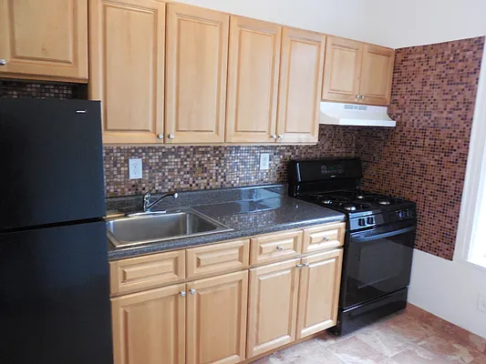 Rented by Zikos Realty Services | media 7