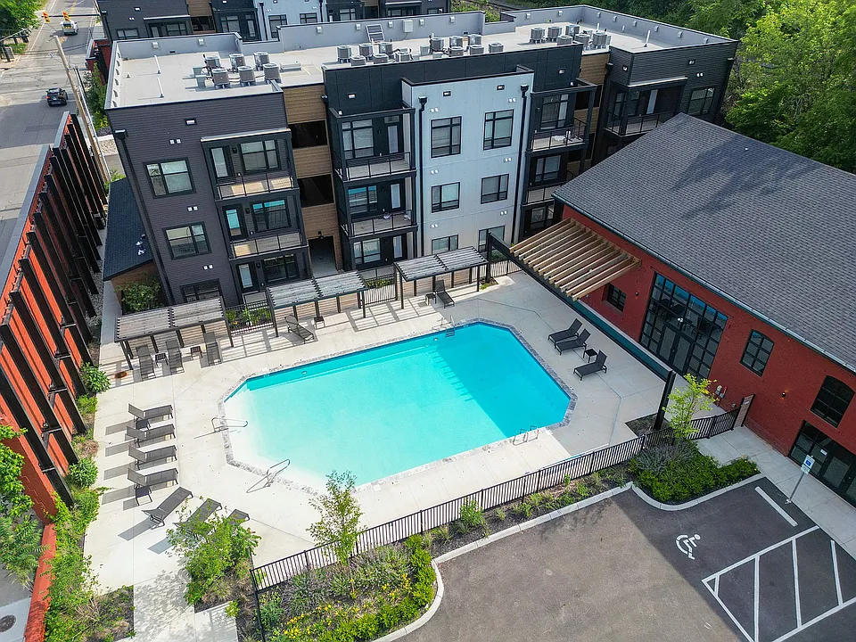 1460 Grant Pool and Courtyard