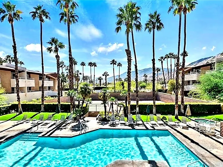 467 S Calle El Segundo #D3 — Photo 2