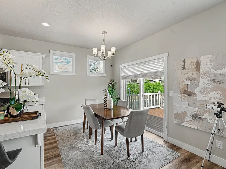 1303 E Weyburn Ln — Photo 2