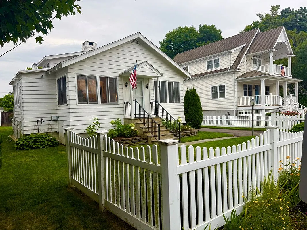 3 bed, 1.5 bath, 1350 sqft, $7,700 — Photo 2