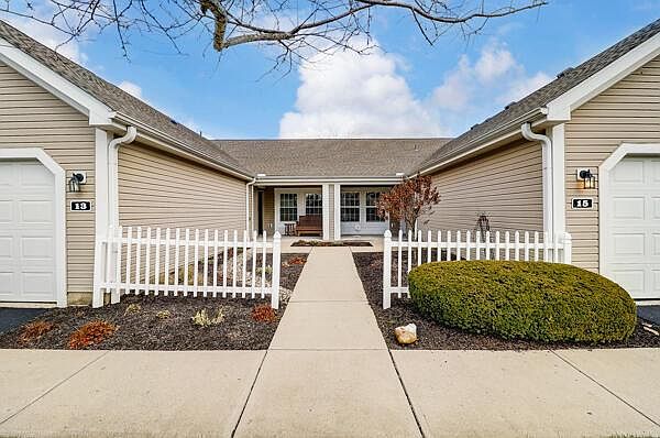 1st image of 15 Ellington Commons Ln