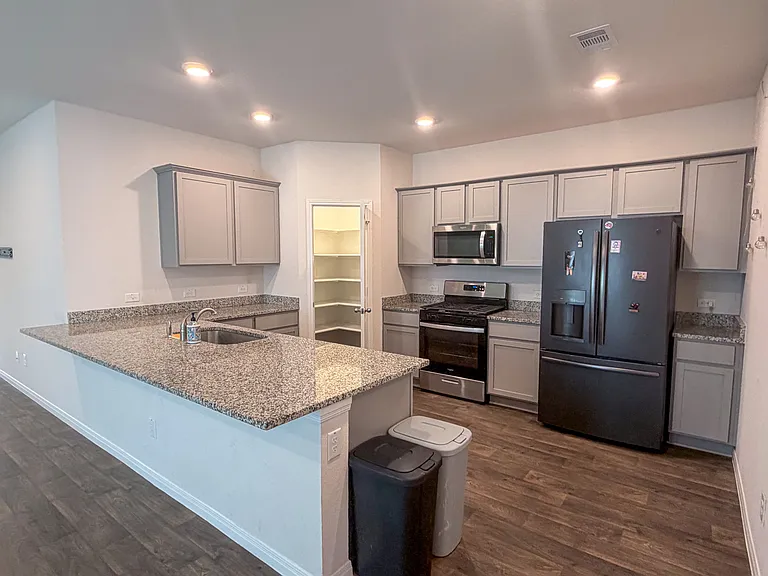 151 Lbj Ln — Photo 5