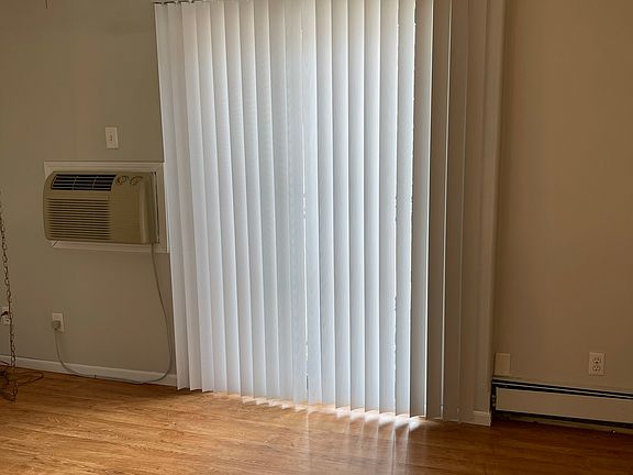 4th image of 312 E Burlington St #15