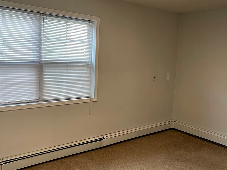 515 E Burlington St #11 — Photo 13