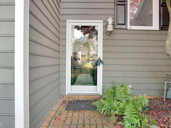 2nd image of 965 Lenox Hill Ct NE