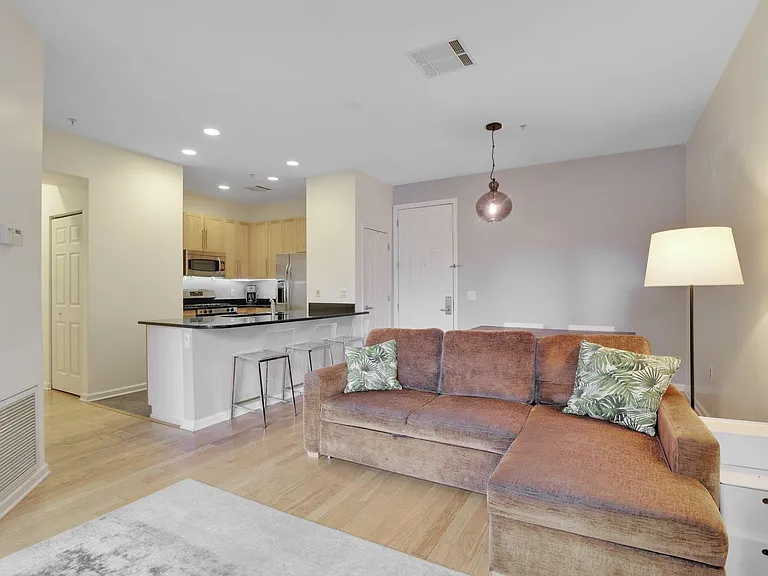 1300 Grand St #417 — Photo 5