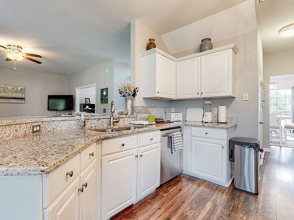 5th image of 438 Essex Park Cir