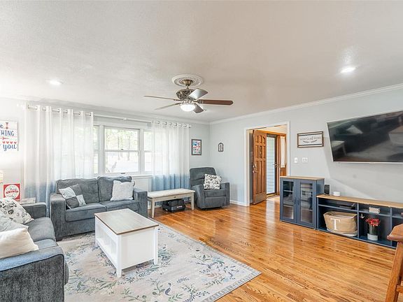 3rd image of 387 Cardinal Dr
