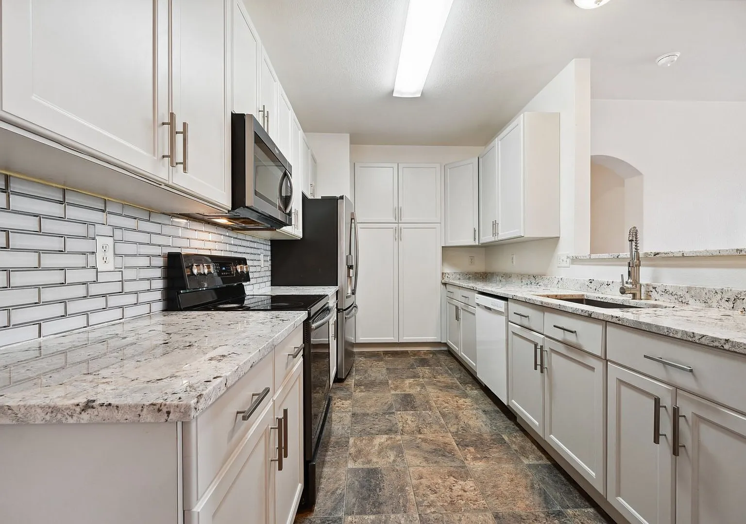 3 Bedroom Condo in Aurora — Photo 4