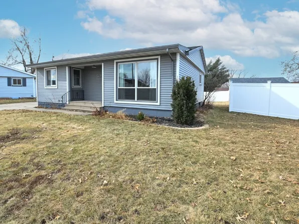 4712 F Ave NE, Cedar Rapids, IA 52402