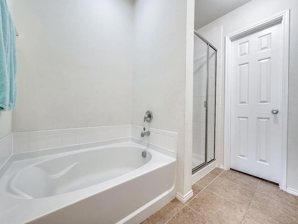 4 bed, 2600 sqft, $3,400 — Photo 4