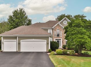 22 Dorchester Ct, Hawthorn Woods, IL 60047