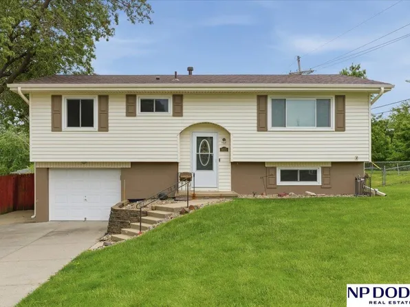 9025 Valley View Dr, La Vista, NE 68128