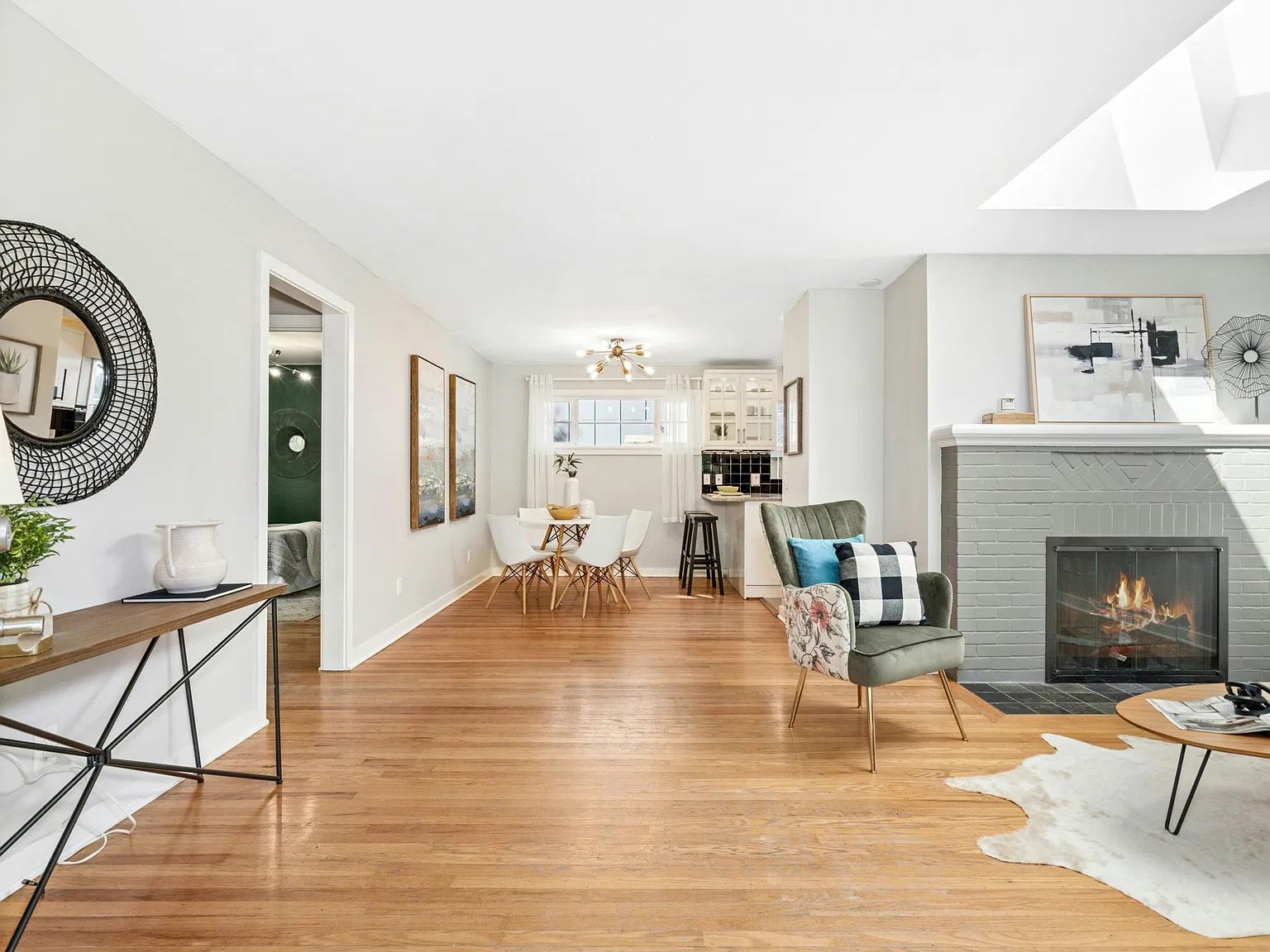 3 bed, 2020 sqft, $3,950 — Photo 3