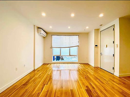 2nd image of 752 Quincy St APT 1A