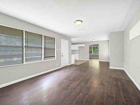 5th image of 122 W Riverwood Dr