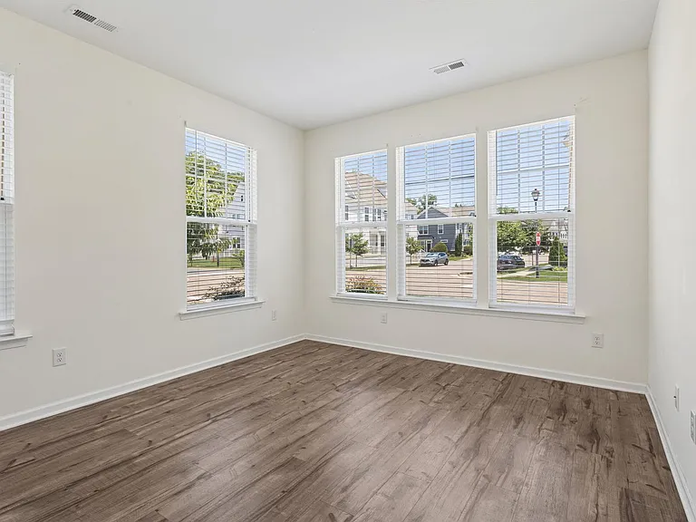 1550 Green Hill St — Photo 2