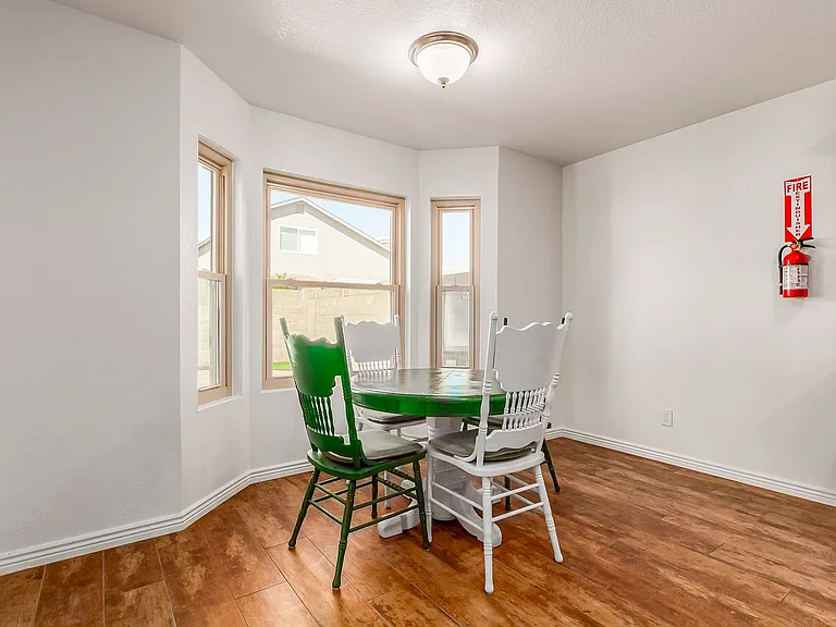Kitchen table with se