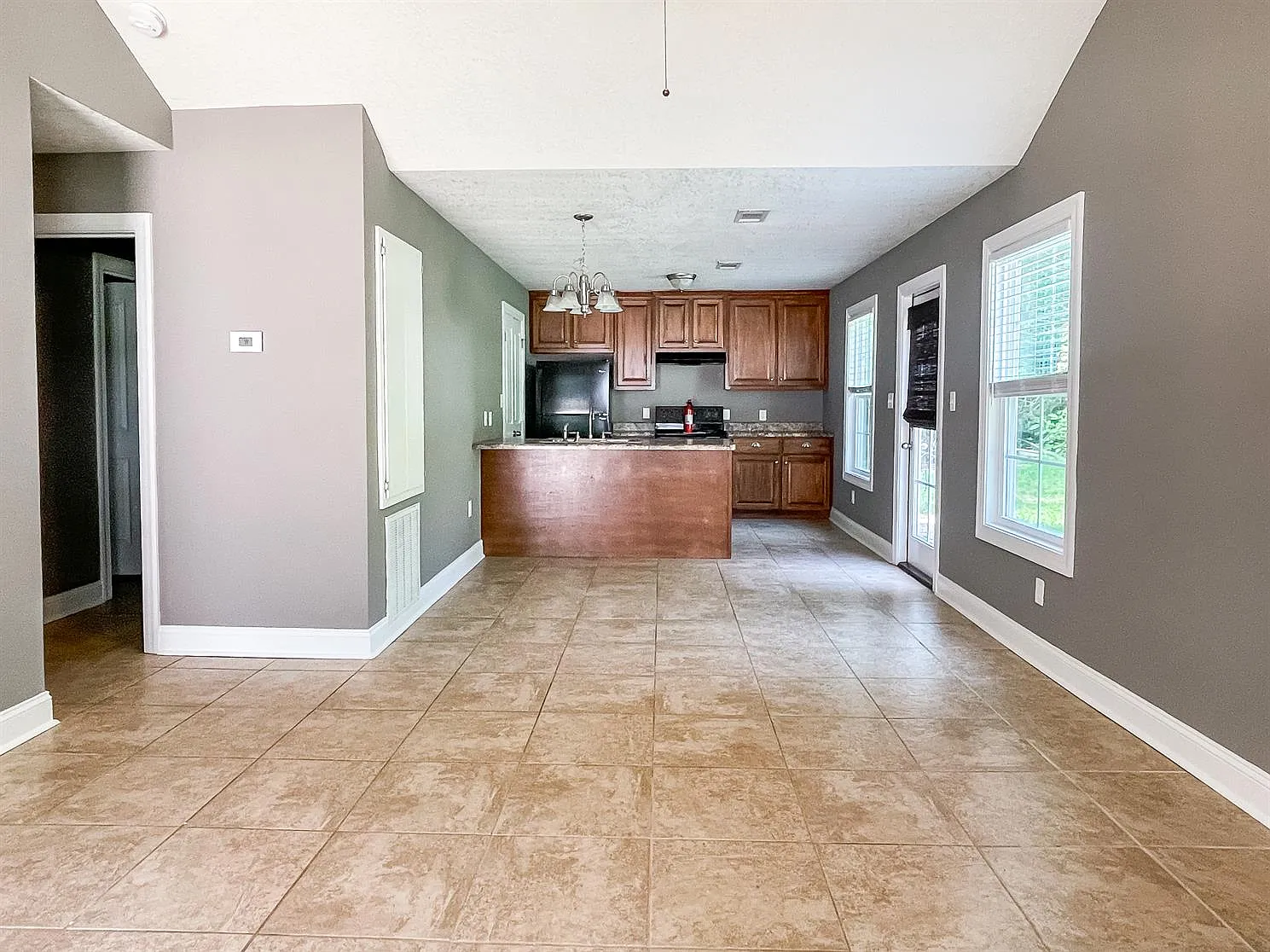 1616 Oxford Place — Photo 2