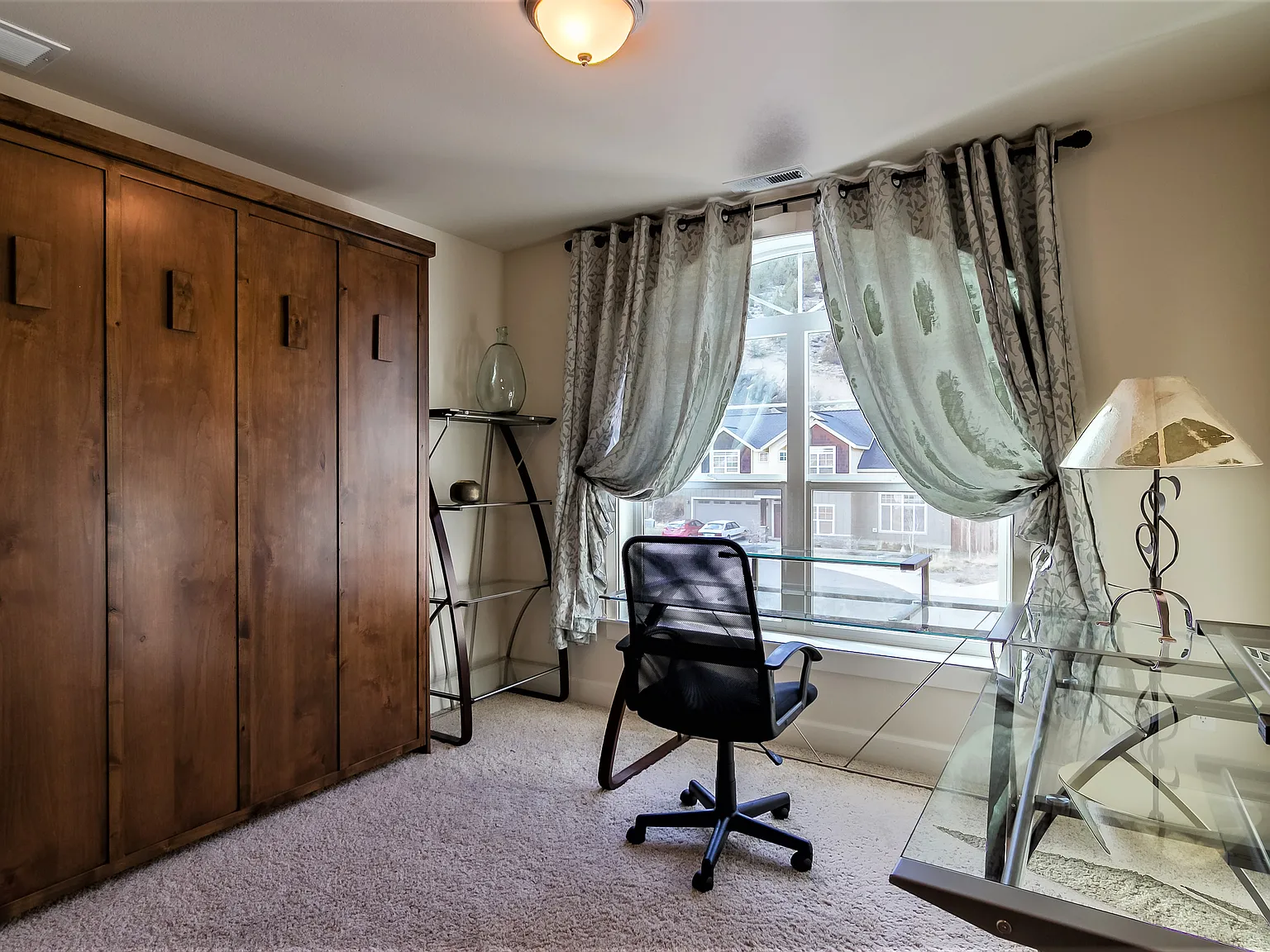 1076 NE Parkview Ct — Photo 3