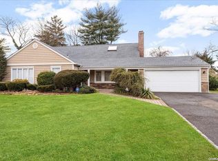 17 Bluebird Dr, Roslyn Heights, NY 11577