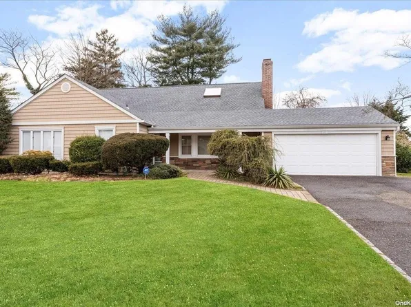 17 Bluebird Drive, East Hills, NY 11577