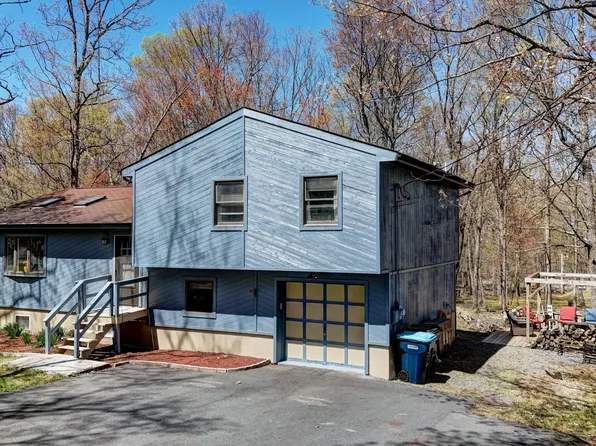 235 Oak Hill Rd, Hawley, PA 18428