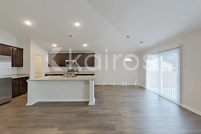 107 Lord Effingham Way — Photo 5