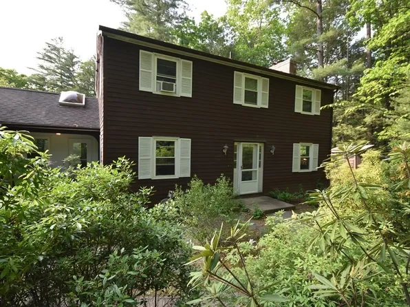3 Evergreen Ln, Amherst, MA 01002