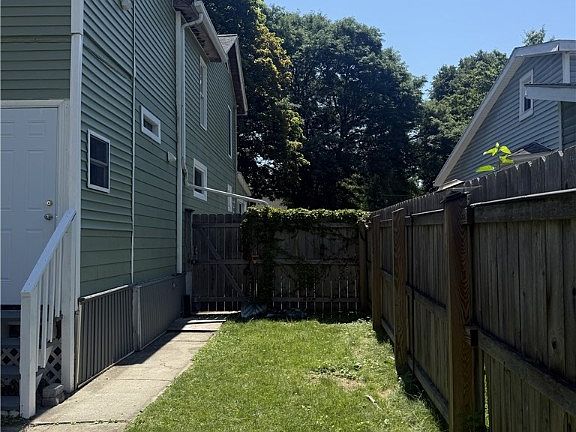3rd image of 104 Franklin St