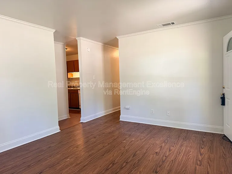419 Walton St — Photo 5