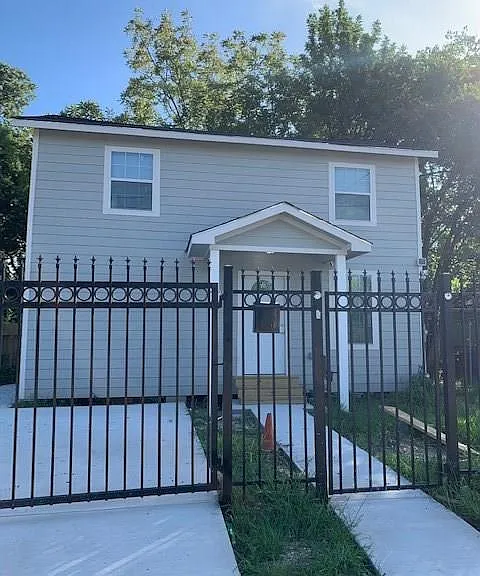 8502 N Main St — Photo 1
