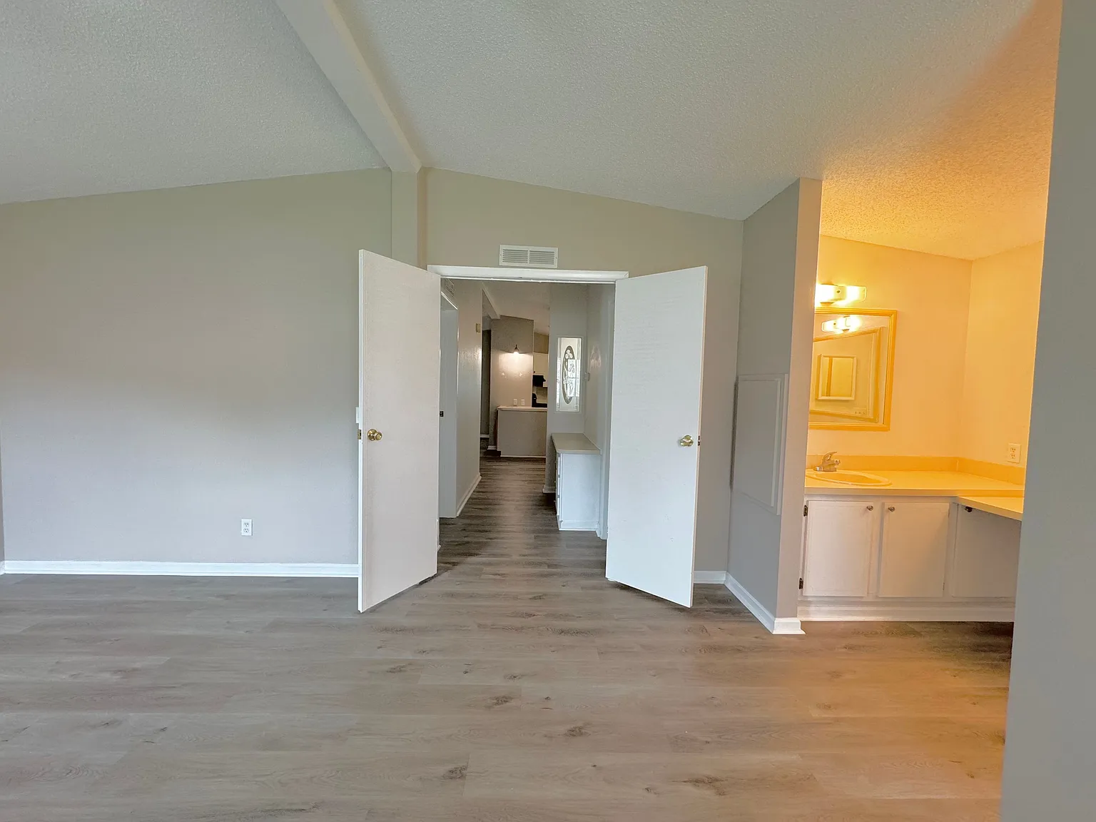 2 bed, 1040 sqft, $1,750 — Photo 3