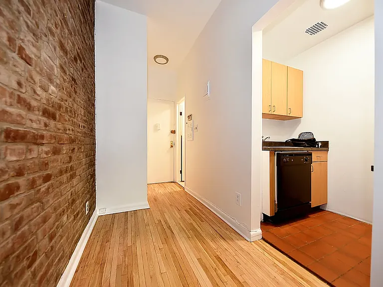 405 W 21st St #1RE — Photo 2