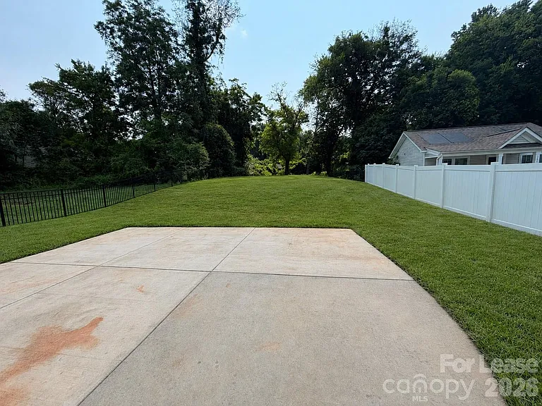 3220 Capitol Dr — Photo 14